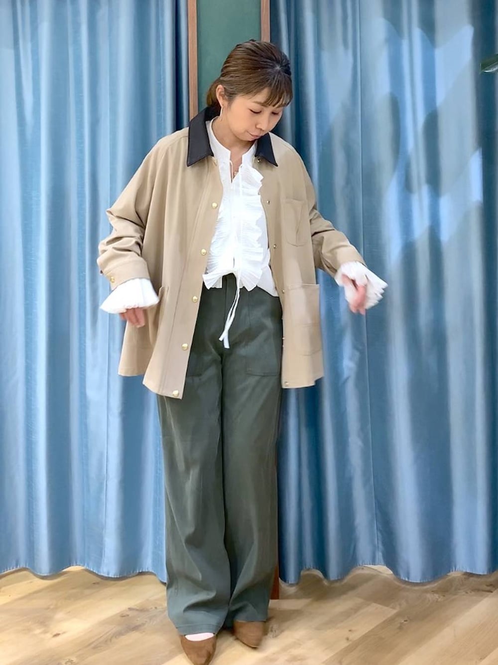 グリーン系のサロペット/オーバーオール、ベージュ系のカバーオール、ホワイト系のTシャツ/カットソーを着用したレディースの冬コーディネートの6枚目の写真