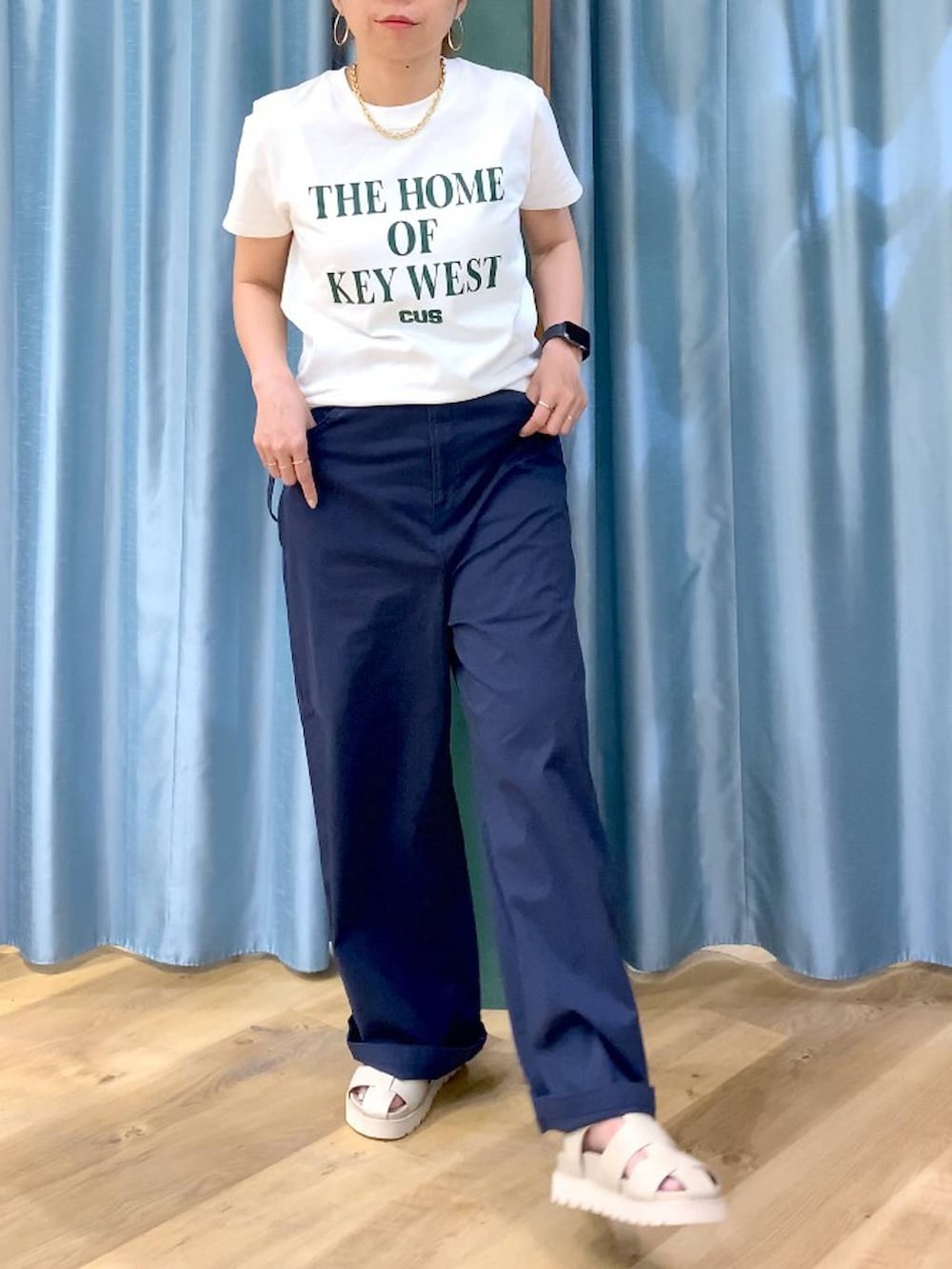 ホワイト系のTシャツ/カットソー、ブルー系のその他パンツ、ベージュ系のサンダルを着用したレディースの春コーディネートの10枚目の写真