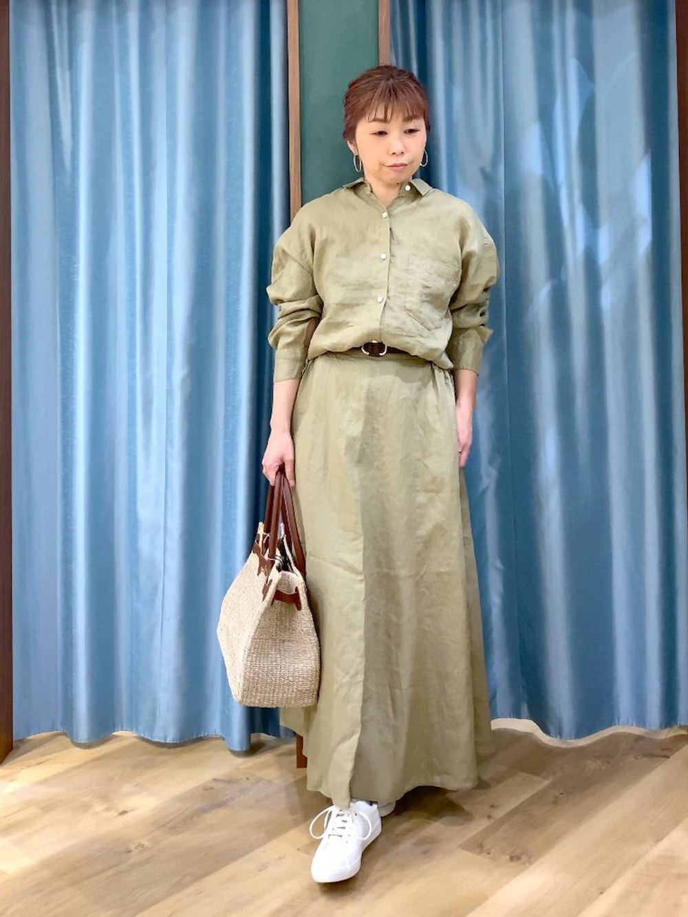 ベージュ系のシャツ/ブラウス、ブラウン系のスニーカー、ベージュ系のスカートを着用したレディースの春コーディネートの2枚目の写真