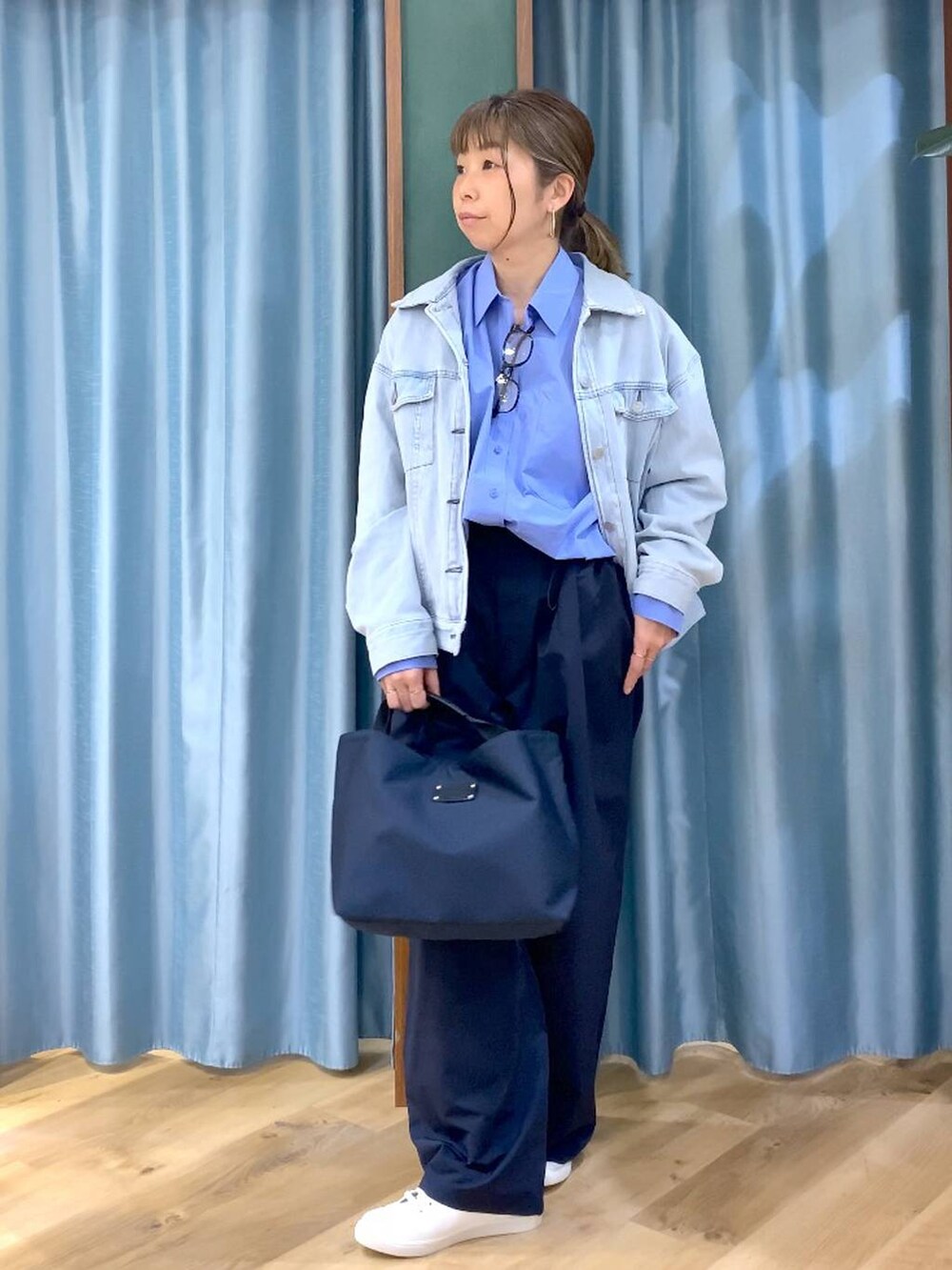 ブルー系のトートバッグ、ブルー系のデニムジャケット、ブルー系のシャツ/ブラウスを着用したレディースの冬コーディネートの5枚目の写真