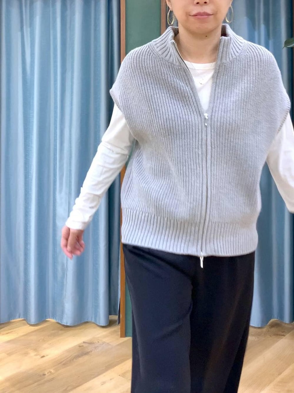 ブラック系のブーツ、ブラック系のスラックス、ホワイト系のTシャツ/カットソーを着用したレディースの冬コーディネートの6枚目の写真