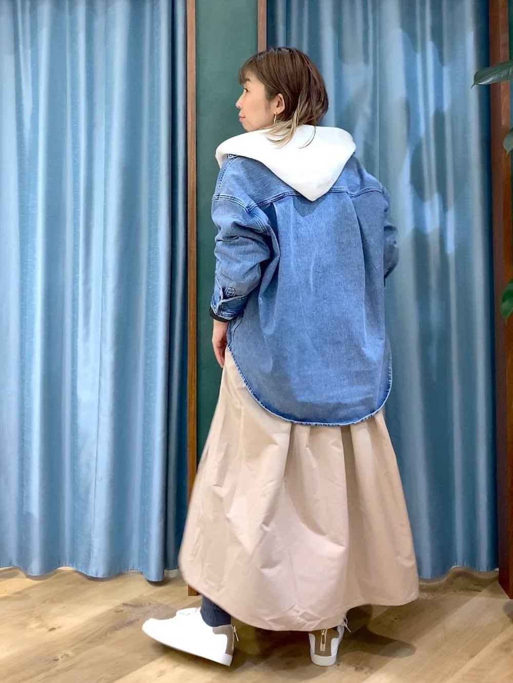 ブルー系のシャツ/ブラウス、ベージュ系のスカート、ホワイト系のTシャツ/カットソーを着用したレディースの冬コーディネートの5枚目の写真