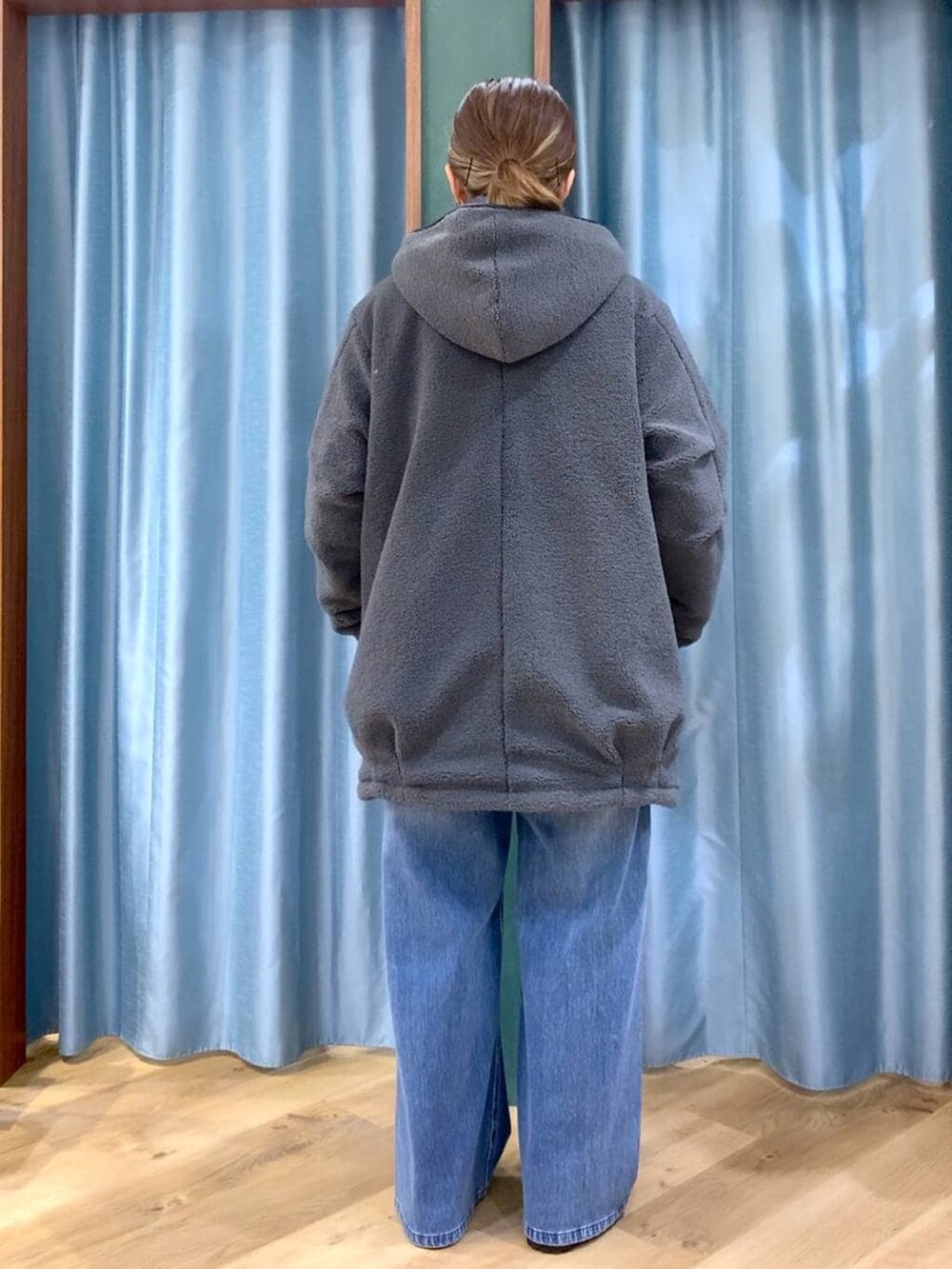 ブラック系のブーツ、ブルー系のデニムパンツ、ブルー系のニット/セーターを着用したレディースの冬コーディネートの5枚目の写真