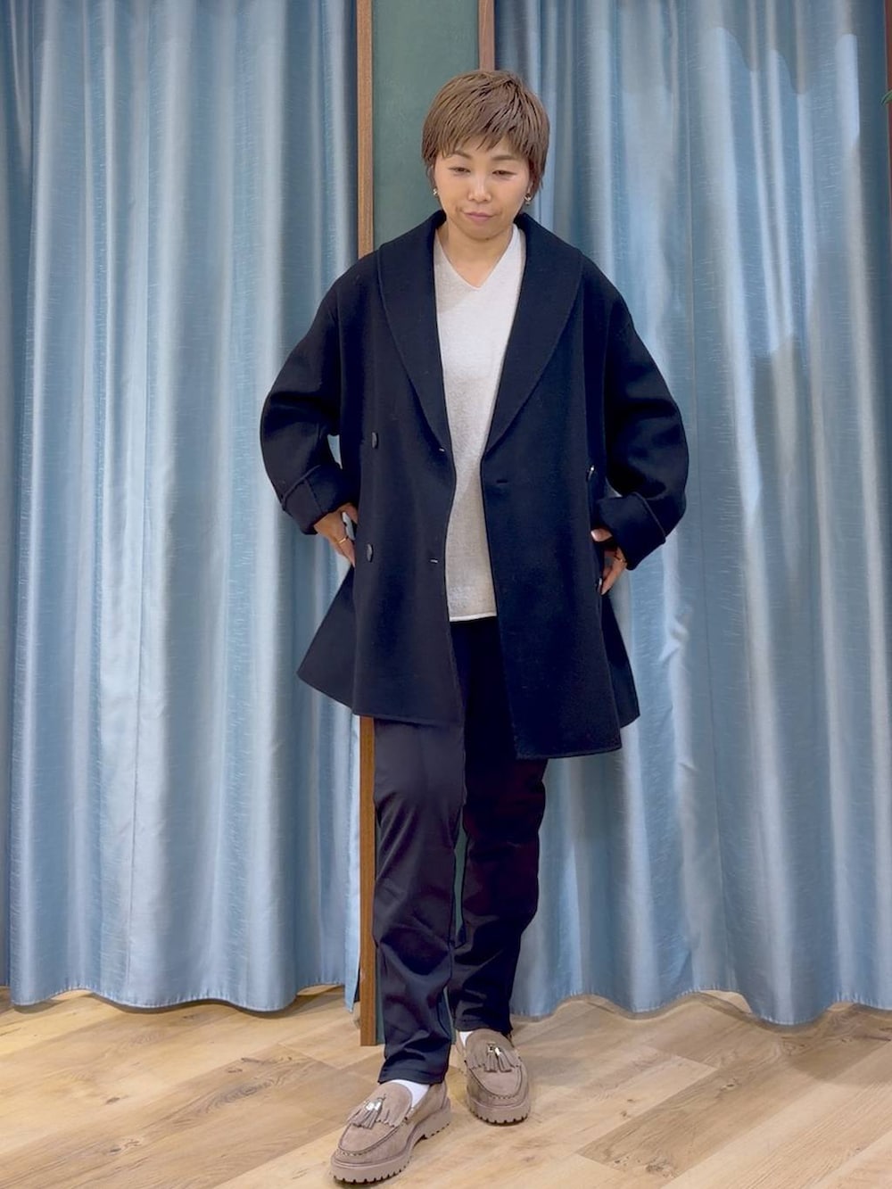 ブラック系のその他パンツ、ベージュ系のローファー、ベージュ系のニット/セーターを着用したレディースの秋コーディネートの2枚目の写真