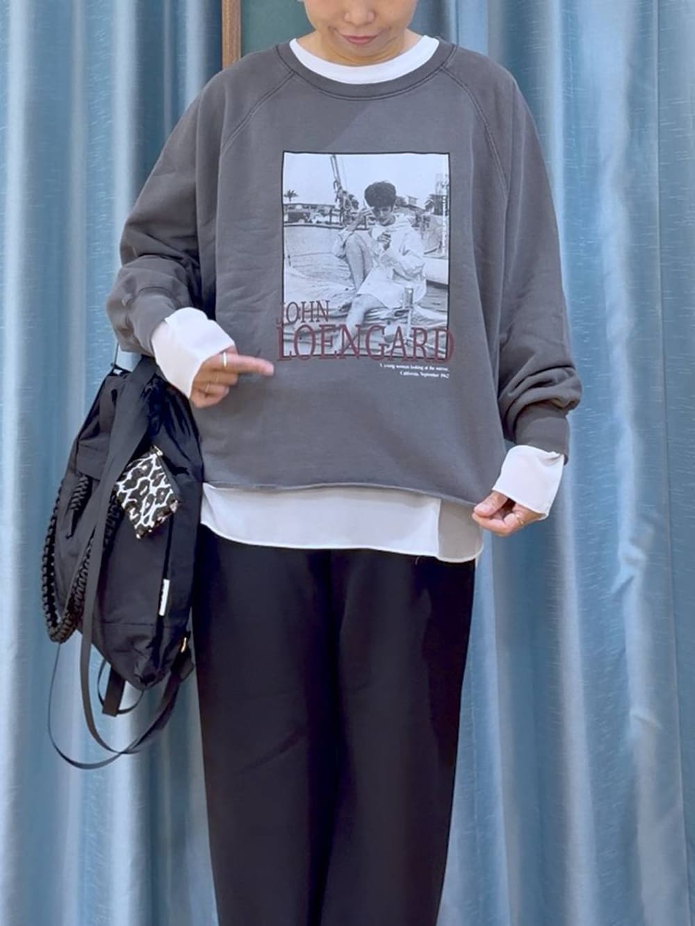 グレー系のスウェット、ブラック系のスニーカー、ホワイト系のTシャツ/カットソーを着用したレディースの秋コーディネートの7枚目の写真