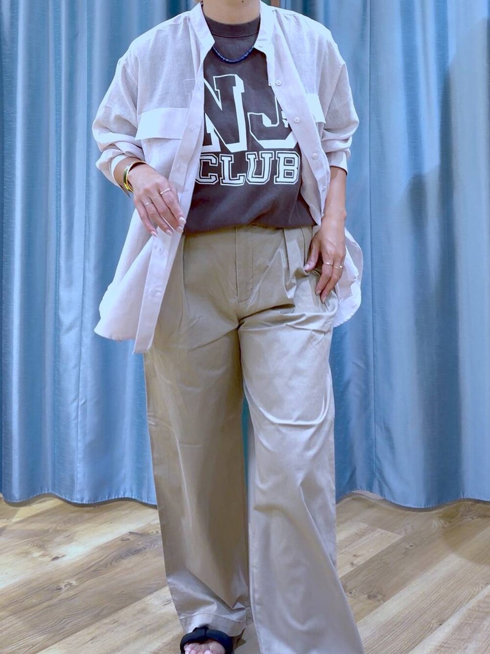 ブラック系のサンダル、ピンク系のシャツ/ブラウス、グレー系のTシャツ/カットソーを着用したレディースの夏コーディネートの8枚目の写真