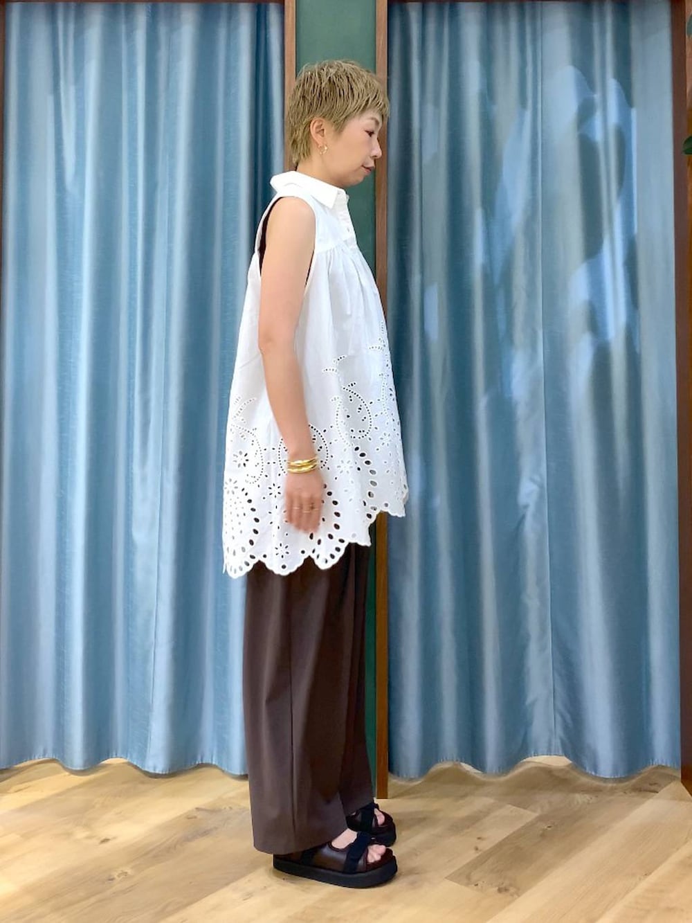 ブラウン系のその他パンツ、ホワイト系のシャツ/ブラウス、ブラウン系のサンダルを着用したレディースの夏コーディネートの4枚目の写真