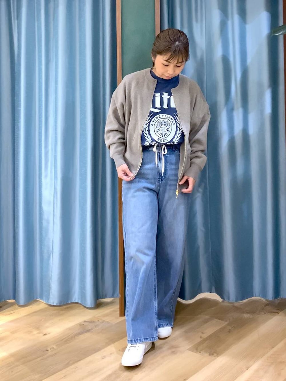 グレー系のカーディガン/ボレロ、ブルー系のデニムパンツ、ブルー系のTシャツ/カットソーを着用したレディースの冬コーディネートの4枚目の写真