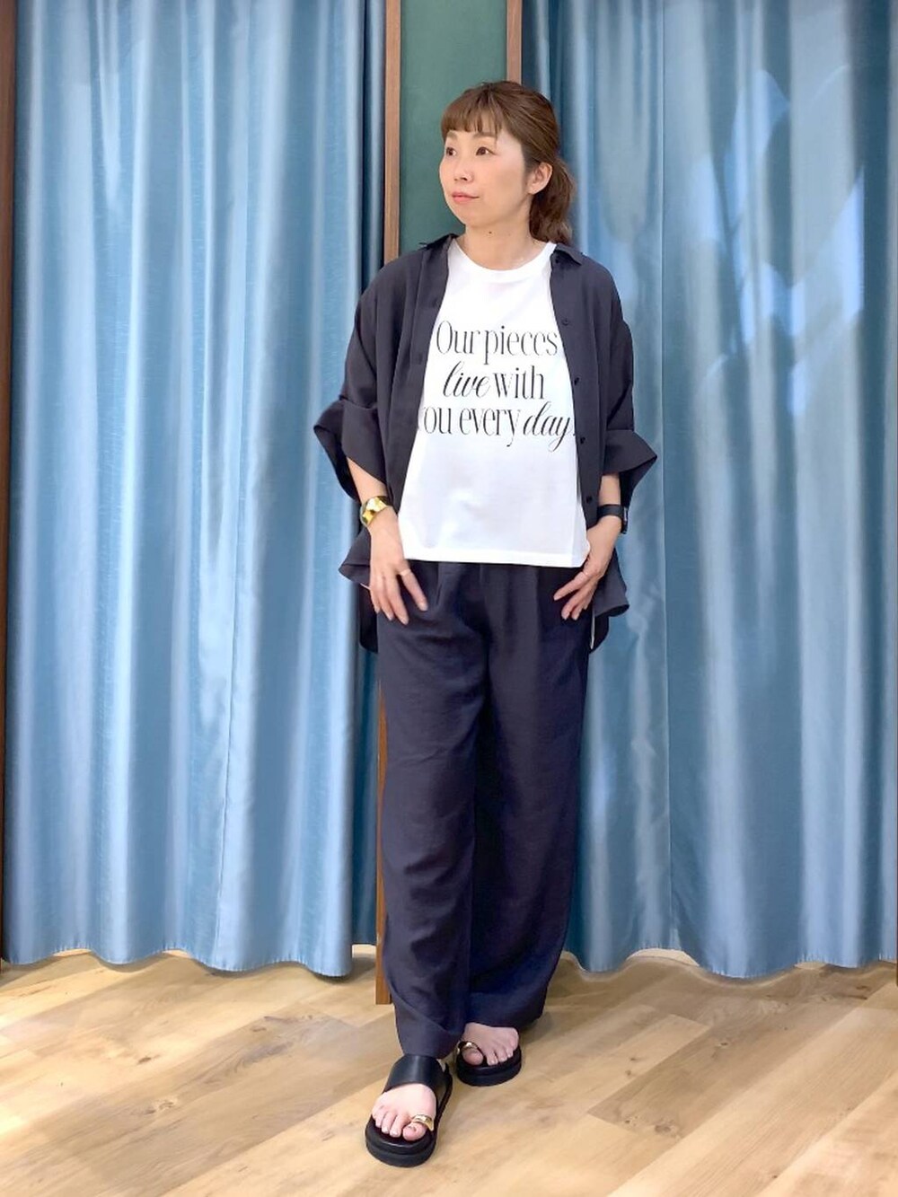 グレー系のシャツ/ブラウス、グレー系のその他パンツ、ホワイト系のTシャツ/カットソーを着用したレディースの春コーディネートの2枚目の写真