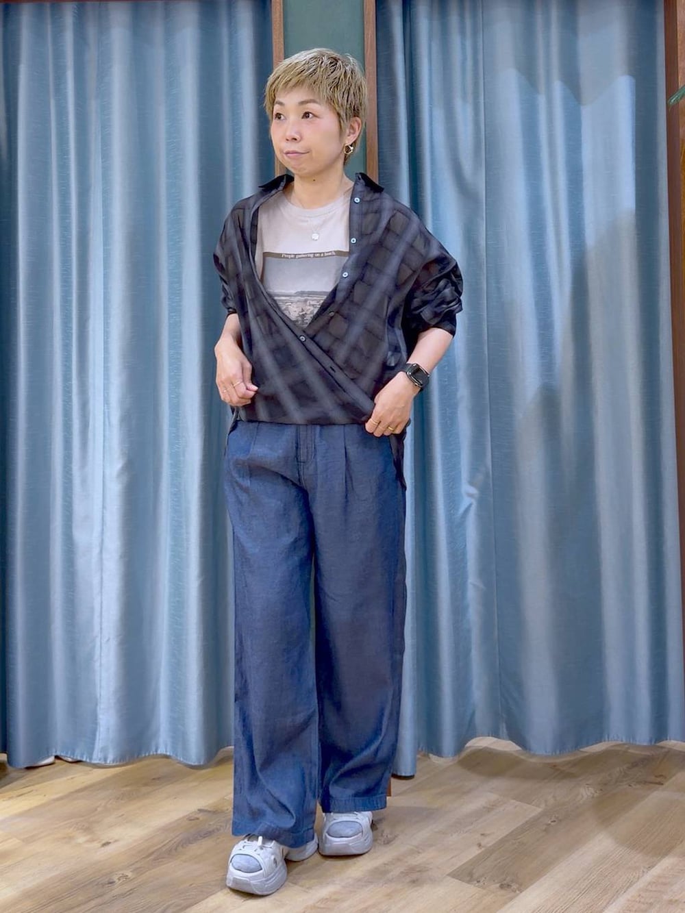 ベージュ系のTシャツ/カットソー、グレー系のサンダル、ブラック系のシャツ/ブラウスを着用したレディースの夏コーディネートの5枚目の写真
