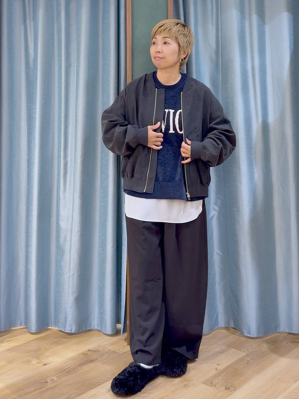 ブラック系のその他シューズ、ブルー系のニット/セーター、ホワイト系のTシャツ/カットソーを着用したレディースの秋コーディネートの2枚目の写真