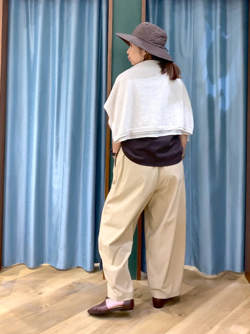 ブラウン系のTシャツ/カットソー、ベージュ系のその他パンツ、ブラウン系のスリッポンを着用したレディースの春コーディネートの4枚目の写真