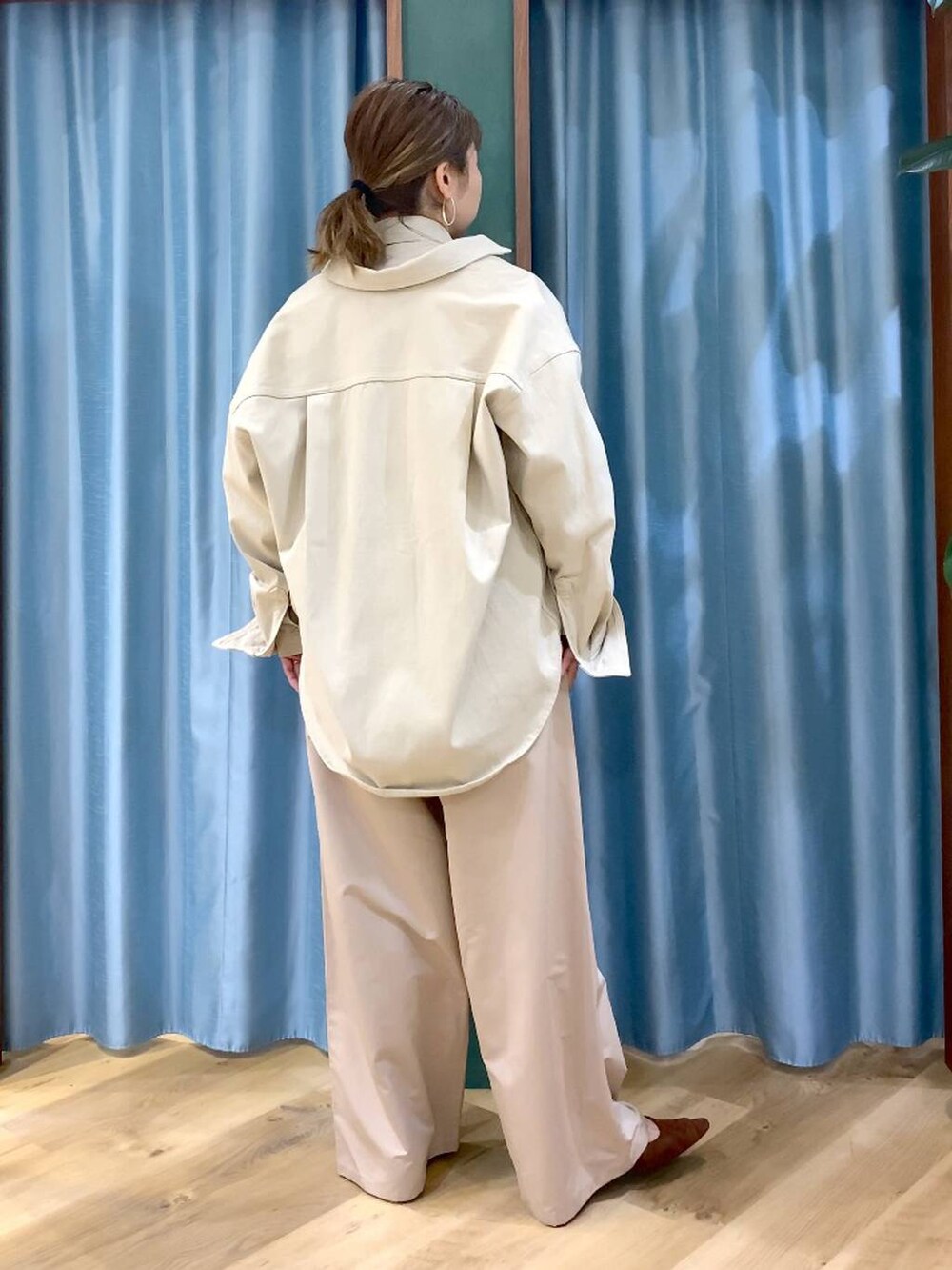 ベージュ系のシャツ/ブラウス、ブラウン系のパンプス、ベージュ系のその他パンツを着用したレディースの冬コーディネートの3枚目の写真