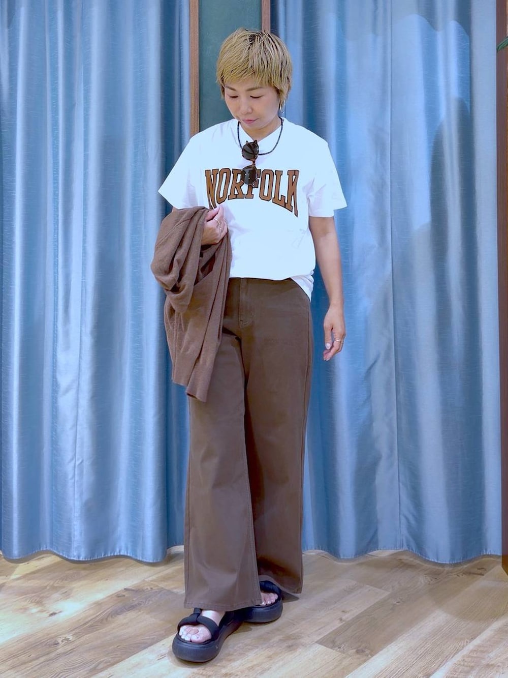 ブラック系のサンダル、ブラウン系のカーディガン/ボレロ、ホワイト系のTシャツ/カットソーを着用したレディースの夏コーディネートの6枚目の写真