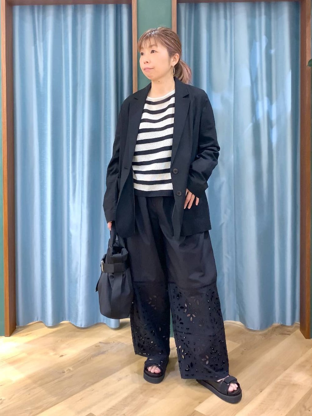 ベージュ系のニット/セーター、ブラック系のテーラードジャケット、ブラック系のその他パンツを着用したレディースの春コーディネートの3枚目の写真