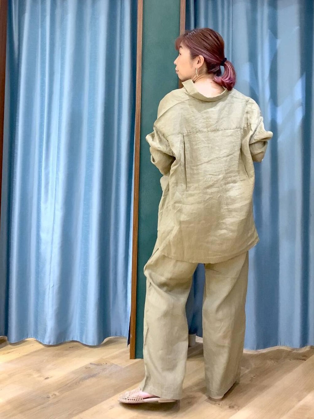 ベージュ系のシャツ/ブラウス、ベージュ系のその他パンツ、ベージュ系のスリッポンを着用したレディースの春コーディネートの5枚目の写真