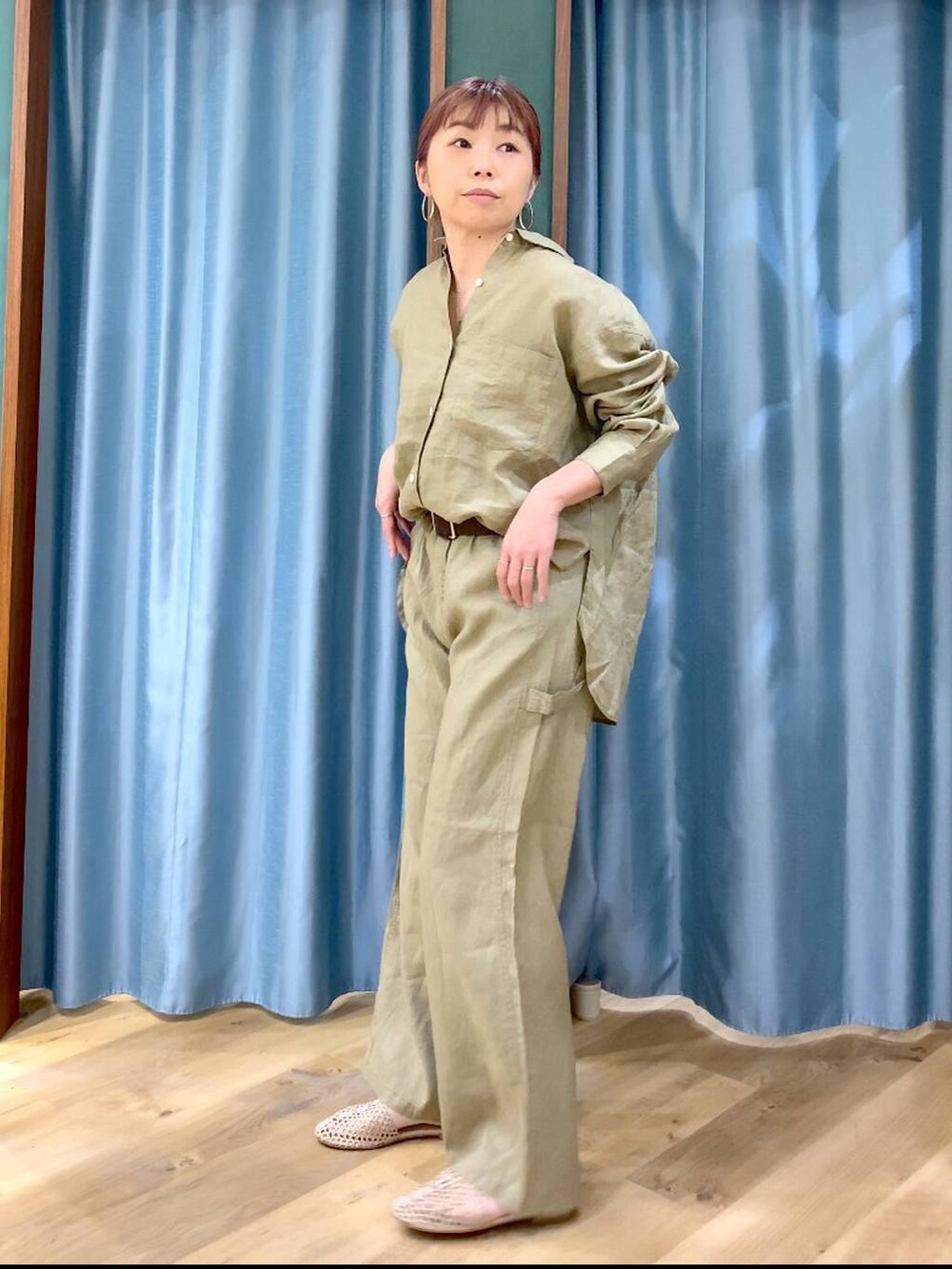 ベージュ系のシャツ/ブラウス、ベージュ系のその他パンツ、ベージュ系のスリッポンを着用したレディースの春コーディネートの4枚目の写真