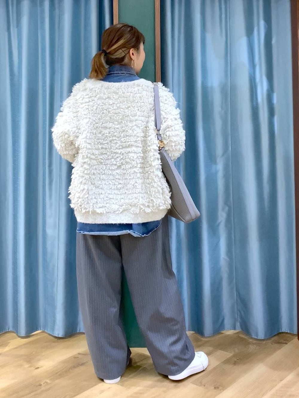 ブルー系のシャツ/ブラウス、ホワイト系のカーディガン/ボレロ、グレー系のその他パンツを着用したレディースの冬コーディネートの6枚目の写真