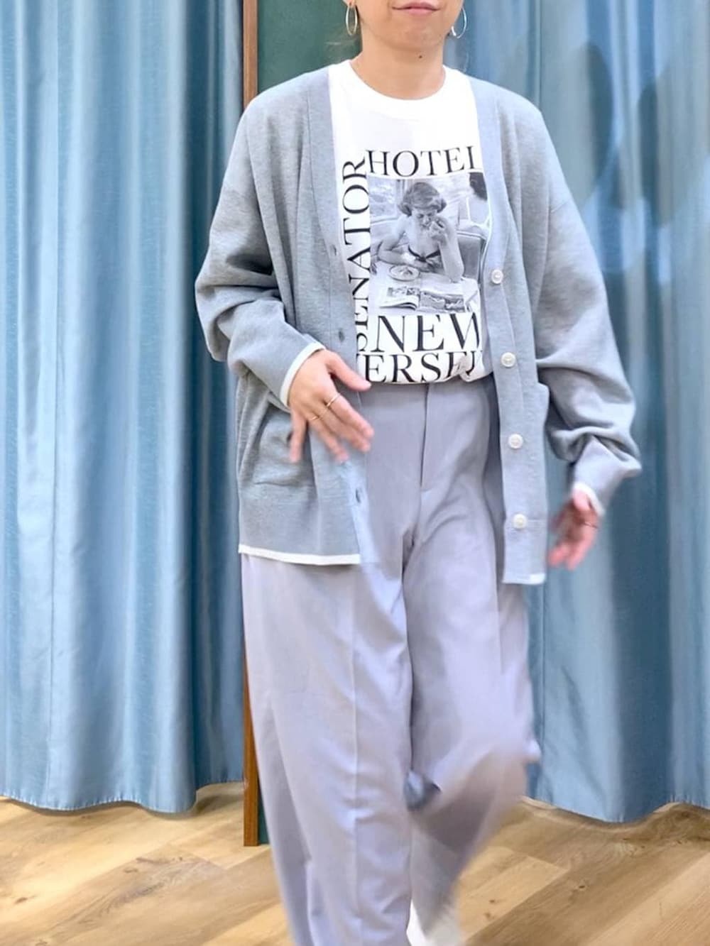 グレー系のその他パンツ、グレー系のカーディガン/ボレロ、ホワイト系のTシャツ/カットソーを着用したレディースの冬コーディネートの6枚目の写真