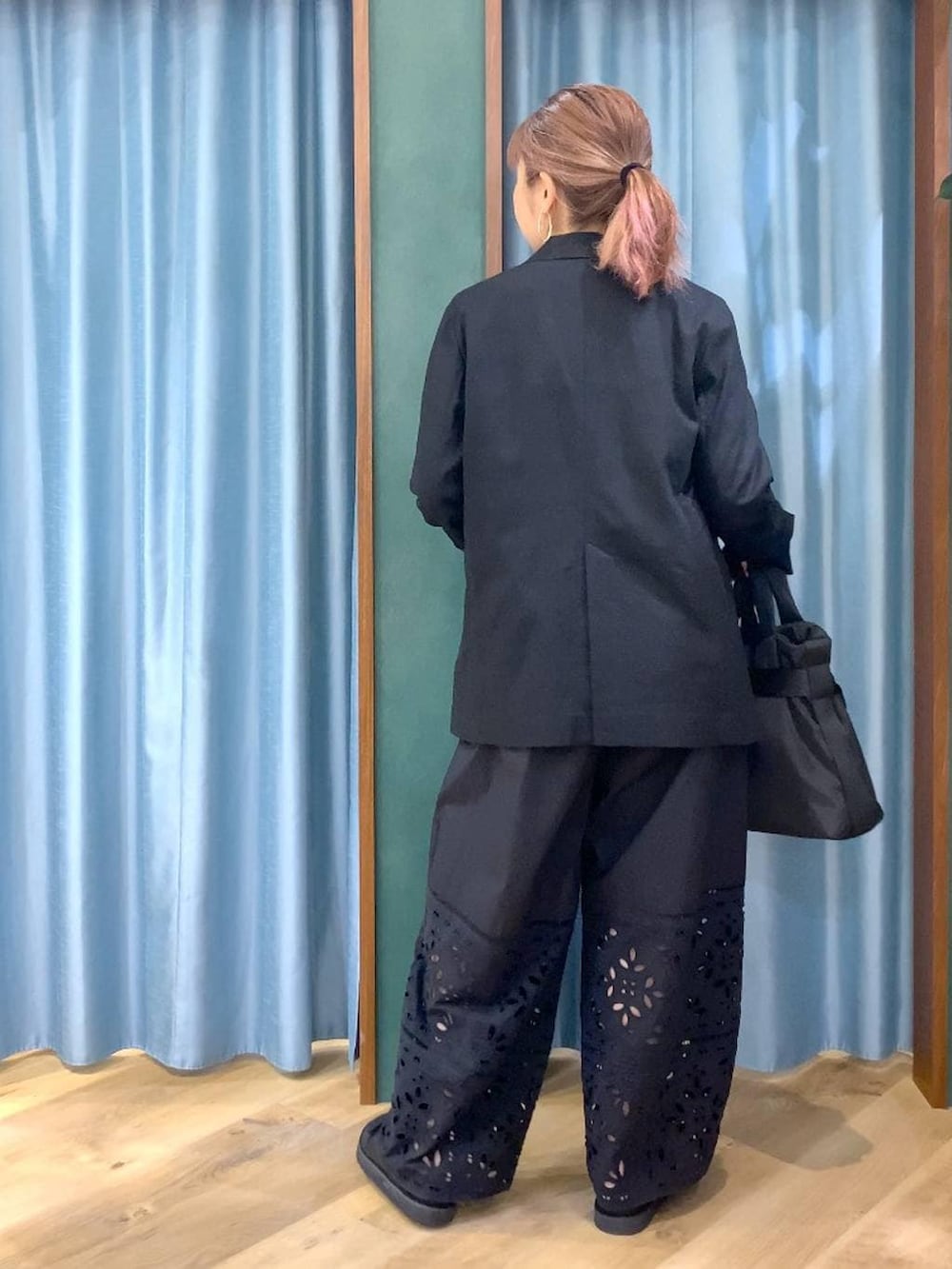 ベージュ系のニット/セーター、ブラック系のテーラードジャケット、ブラック系のその他パンツを着用したレディースの春コーディネートの5枚目の写真