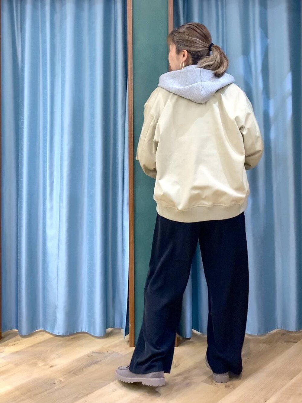 ブラック系のその他パンツ、グレー系のローファー、グレー系のパーカーを着用したレディースの春コーディネートの5枚目の写真