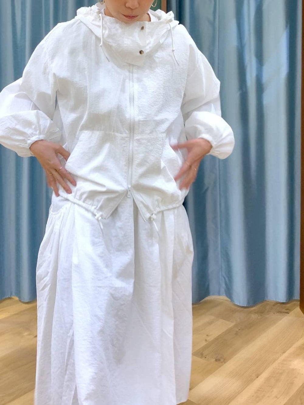 ホワイト系のスカート、ホワイト系のブルゾン、ブラック系のトートバッグを着用したレディースの春コーディネートの8枚目の写真