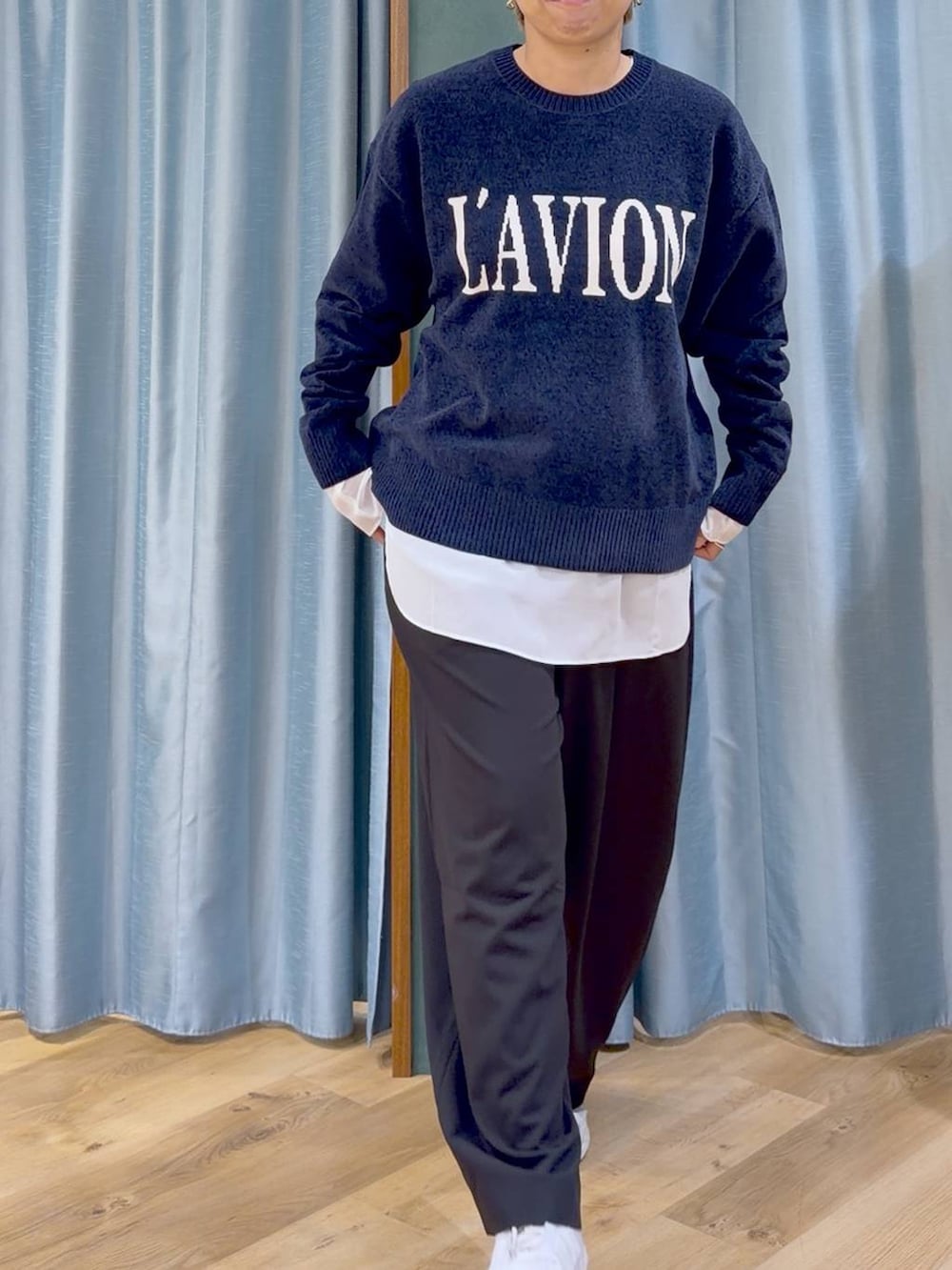 ブルー系のニット/セーター、ホワイト系のTシャツ/カットソー、ブラック系のその他パンツを着用したレディースの秋コーディネートの8枚目の写真