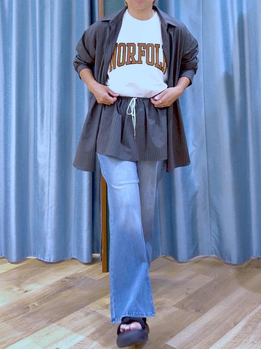 ブラック系のサンダル、グレー系のシャツ/ブラウス、ホワイト系のTシャツ/カットソーを着用したレディースの夏コーディネートの8枚目の写真