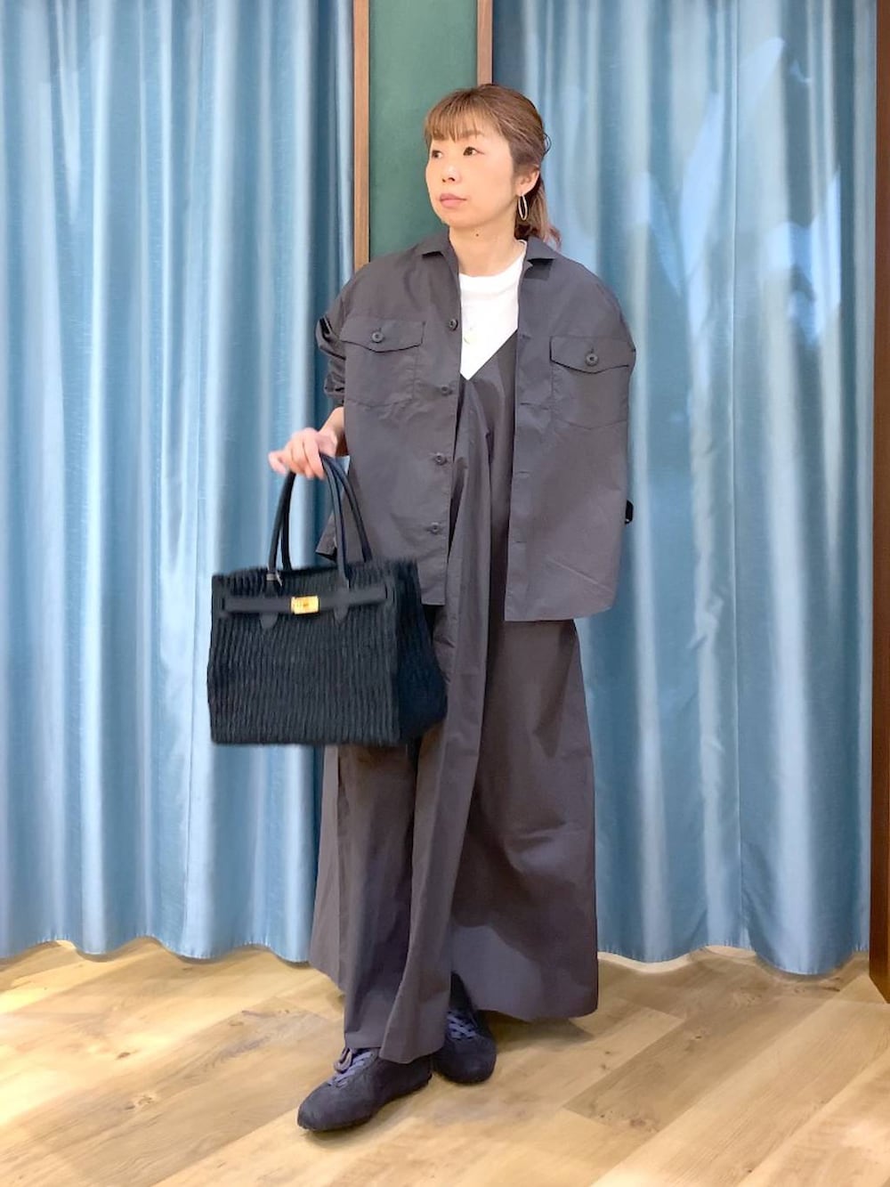 グレー系のシャツ/ブラウス、ホワイト系のTシャツ/カットソー、グレー系のスニーカーを着用したレディースの春コーディネートの2枚目の写真