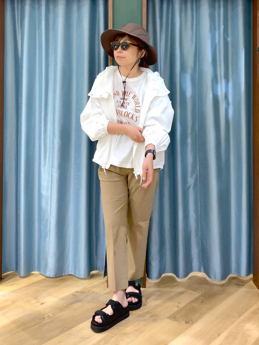 ベージュ系のその他パンツ、ホワイト系のTシャツ/カットソー、ホワイト系のブルゾンを着用したレディースの春コーディネートの2枚目の写真