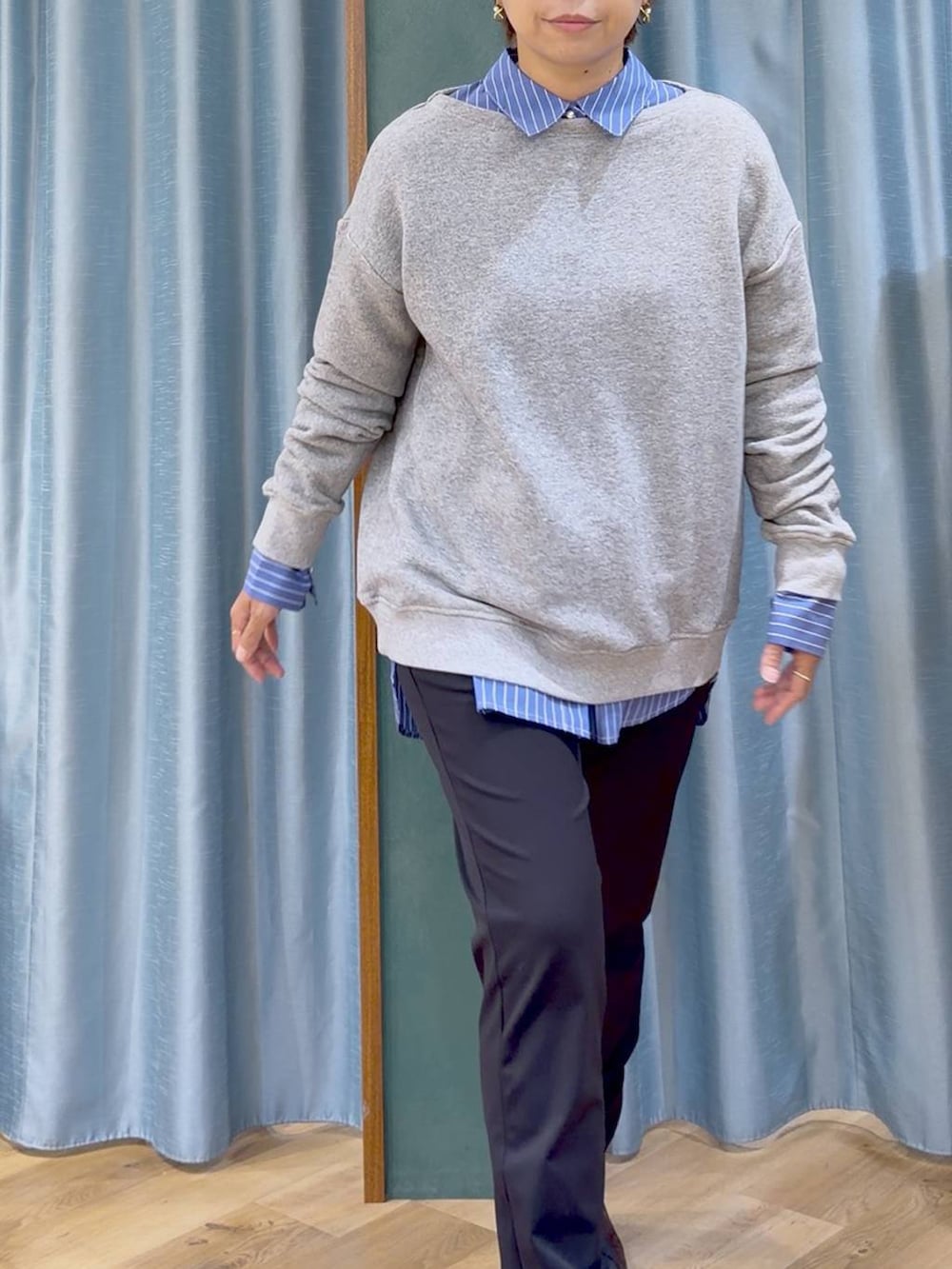 ブラック系のその他パンツ、ブラウン系のブーツ、ブルー系のシャツ/ブラウスを着用したレディースの秋コーディネートの8枚目の写真