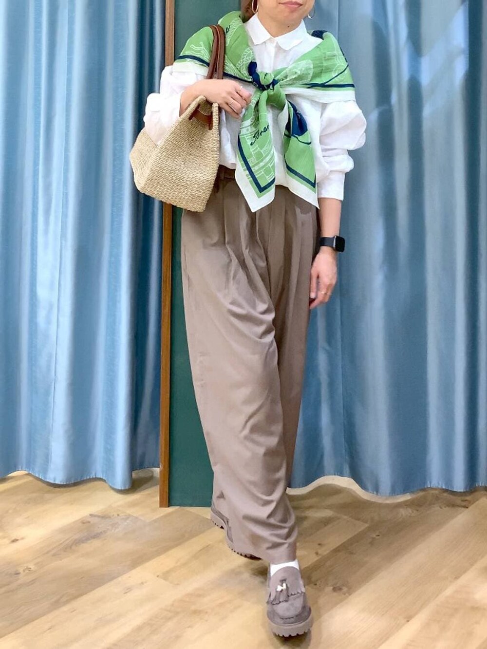 グレー系のローファー、ベージュ系のその他パンツ、ホワイト系のシャツ/ブラウスを着用したレディースの春コーディネートの9枚目の写真