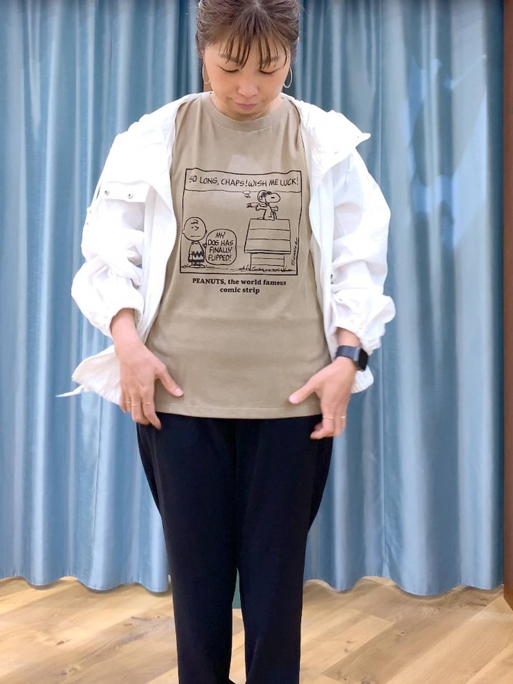 ホワイト系のブルゾン、ベージュ系のTシャツ/カットソー、ブラック系のサンダルを着用したレディースの春コーディネートの5枚目の写真