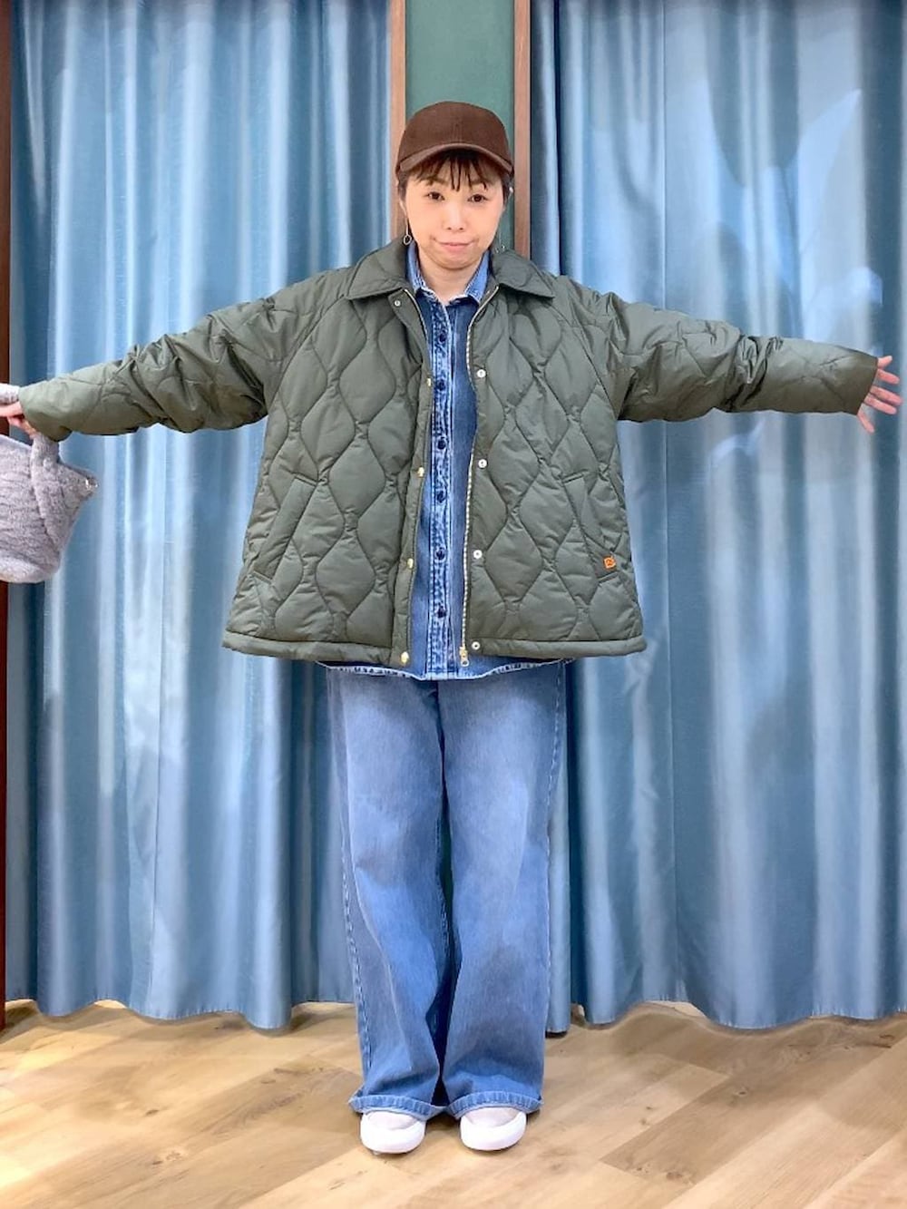 ブルー系のシャツ/ブラウス、ブルー系のデニムパンツ、グリーン系のブルゾンを着用したレディースの冬コーディネートの7枚目の写真