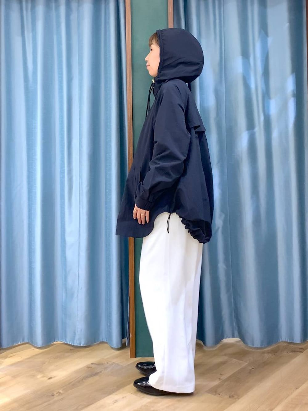 ホワイト系のスラックス、ベージュ系のTシャツ/カットソー、ブラック系のローファーを着用したレディースの春コーディネートの7枚目の写真