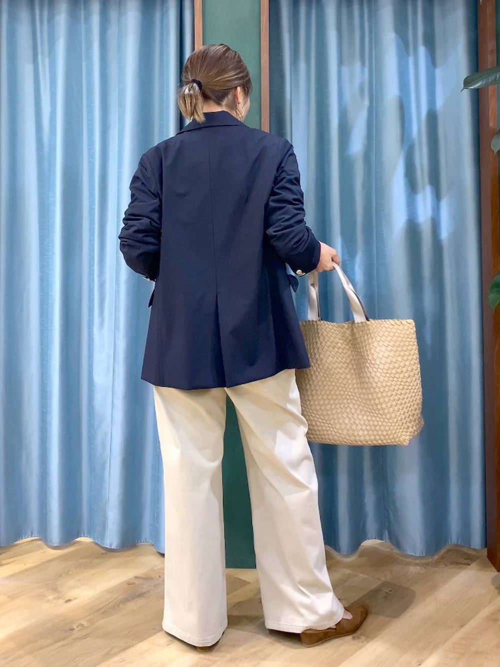 ブラウン系のTシャツ/カットソー、ベージュ系のデニムパンツ、ブルー系のテーラードジャケットを着用したレディースの冬コーディネートの5枚目の写真