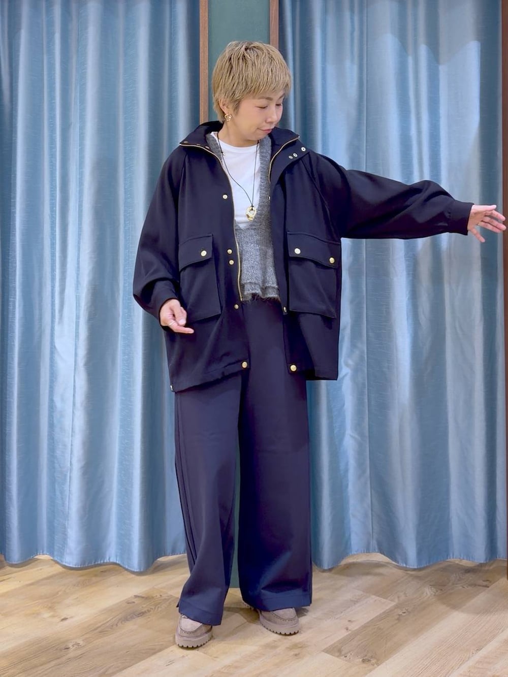 ベージュ系のローファー、ブルー系のその他アウター、ホワイト系のTシャツ/カットソーを着用したレディースの秋コーディネートの3枚目の写真