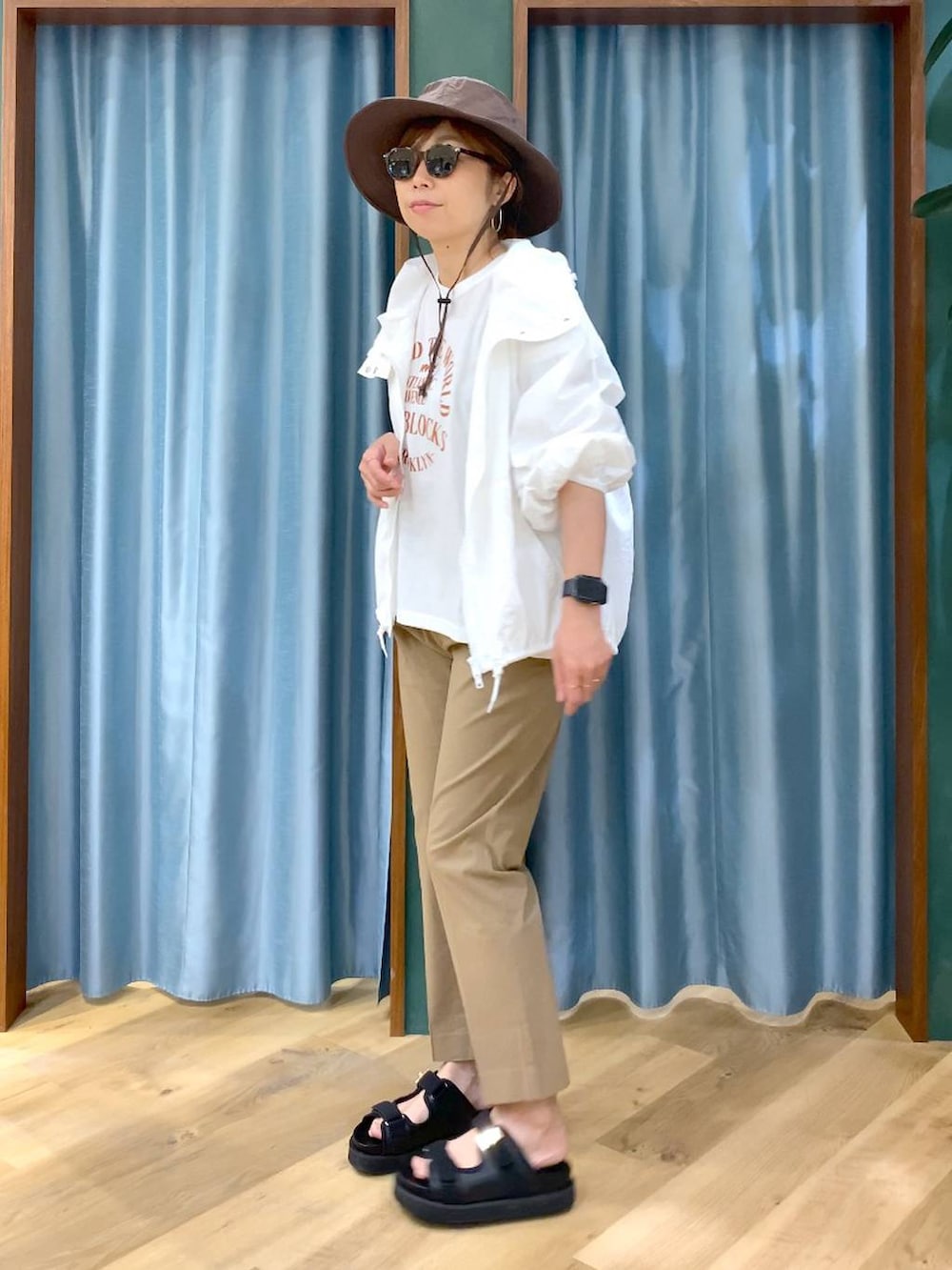 ベージュ系のその他パンツ、ホワイト系のTシャツ/カットソー、ホワイト系のブルゾンを着用したレディースの春コーディネートの5枚目の写真