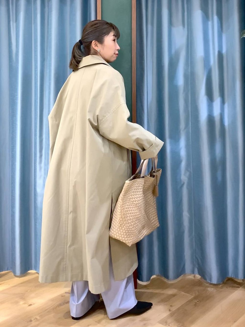 ホワイト系のニット/セーター、グレー系のその他パンツ、ベージュ系のステンカラーコートを着用したレディースの冬コーディネートの4枚目の写真