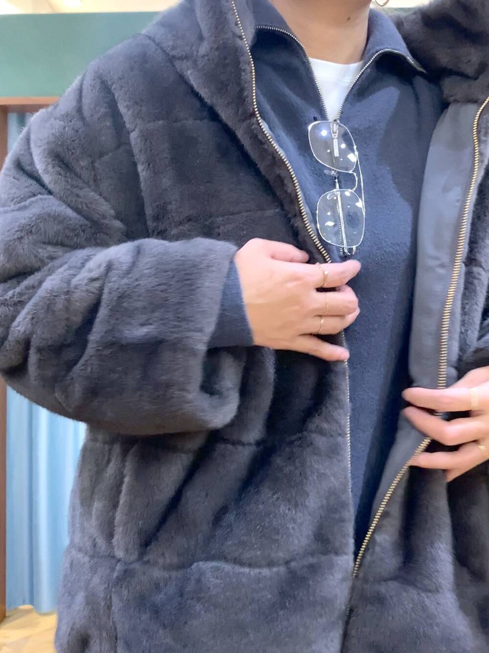 ブラック系のブーツ、グレー系のブルゾン、ホワイト系のその他パンツを着用したレディースの秋コーディネートの5枚目の写真