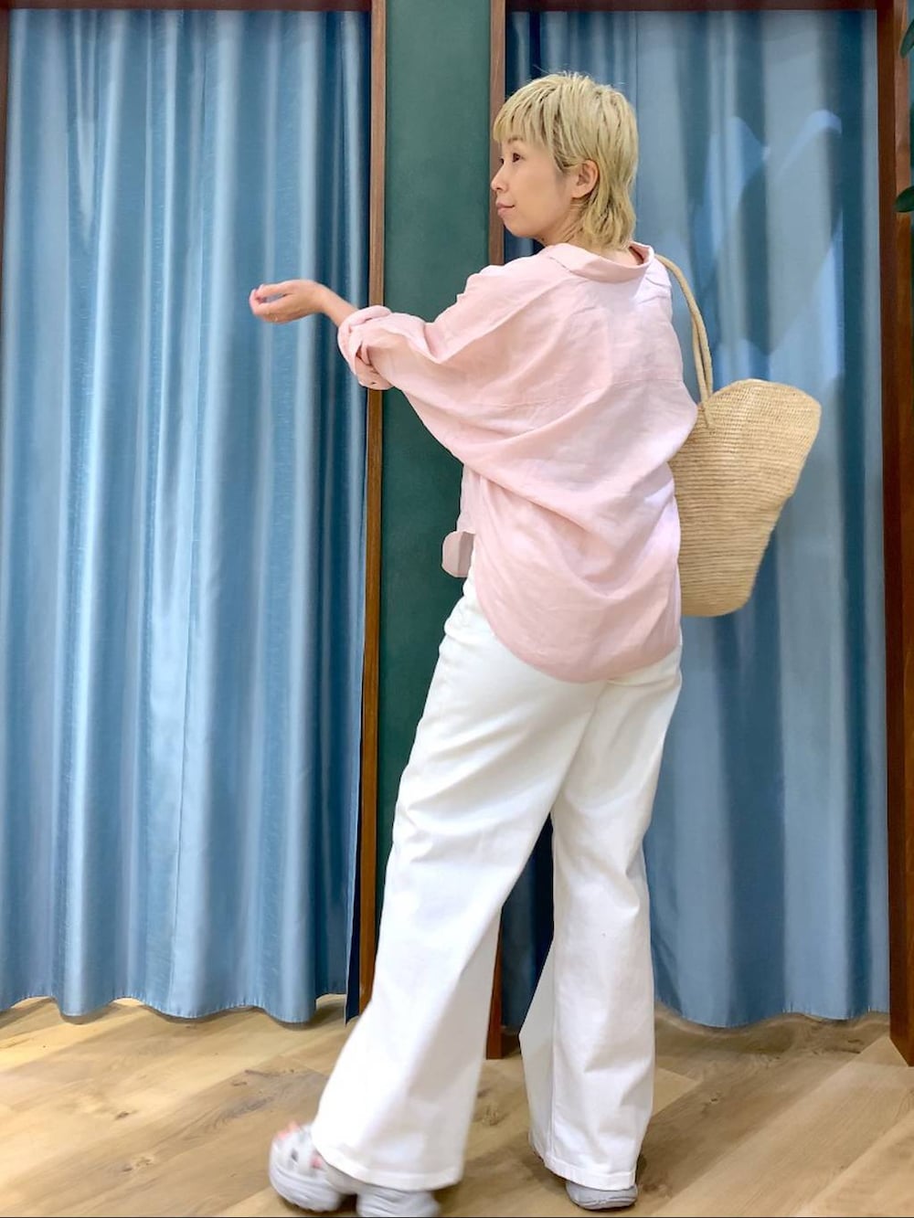 ホワイト系のデニムパンツ、ピンク系のシャツ/ブラウス、グレー系のサンダルを着用したレディースの夏コーディネートの7枚目の写真