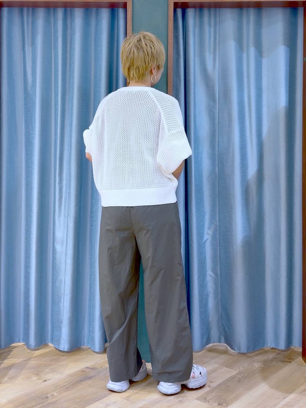 グリーン系のその他パンツ、グレー系のサンダル、ホワイト系のカーディガン/ボレロを着用したレディースの夏コーディネートの8枚目の写真