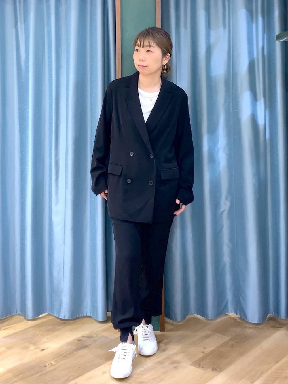 ホワイト系のTシャツ/カットソー、ブラック系のテーラードジャケット、ブラック系のその他パンツを着用したレディースの冬コーディネートの2枚目の写真