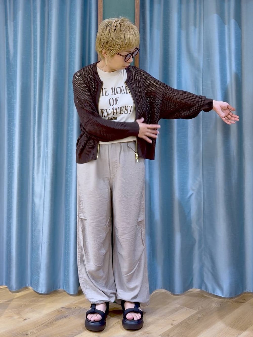 ベージュ系のTシャツ/カットソー、ブラウン系のカーディガン/ボレロ、ベージュ系のその他パンツを着用したレディースの夏コーディネートの2枚目の写真