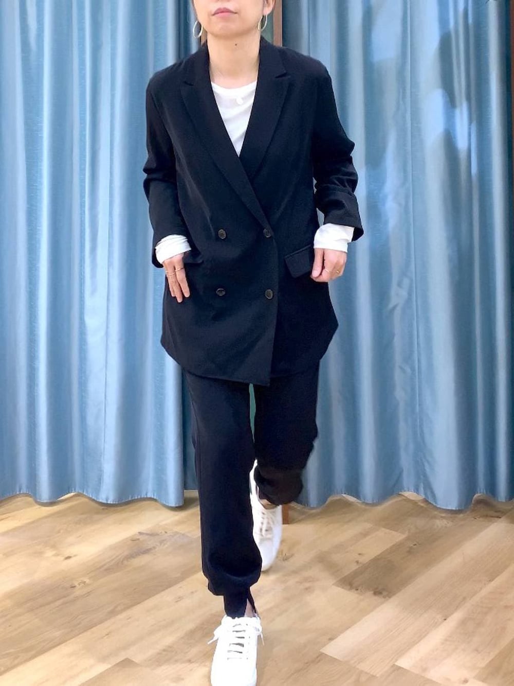 ホワイト系のTシャツ/カットソー、ブラック系のテーラードジャケット、ブラック系のその他パンツを着用したレディースの冬コーディネートの9枚目の写真