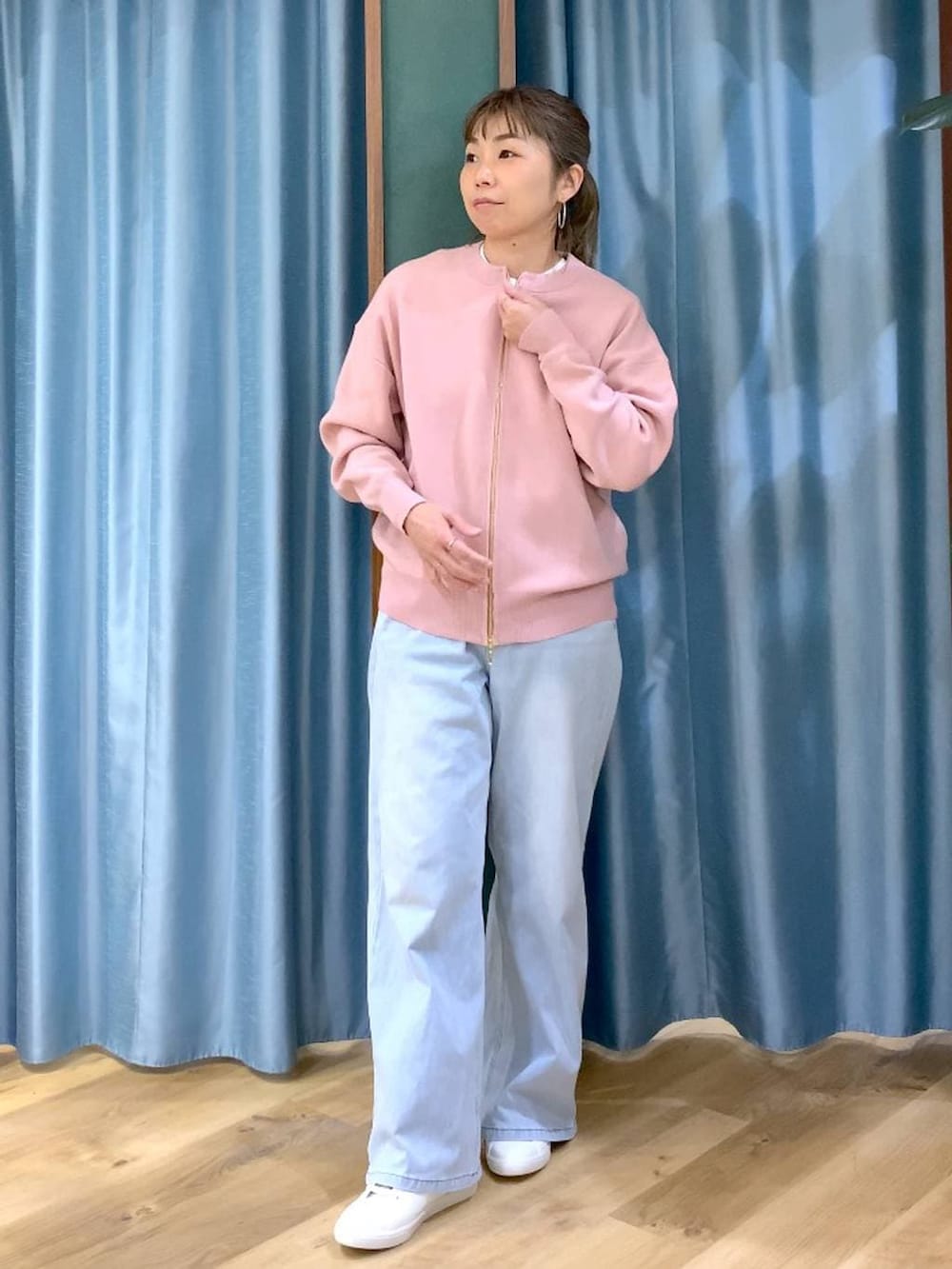 グレー系のカーディガン/ボレロ、ベージュ系のバックパック/リュック、ブラウン系のスニーカーを着用したレディースの冬コーディネートの3枚目の写真