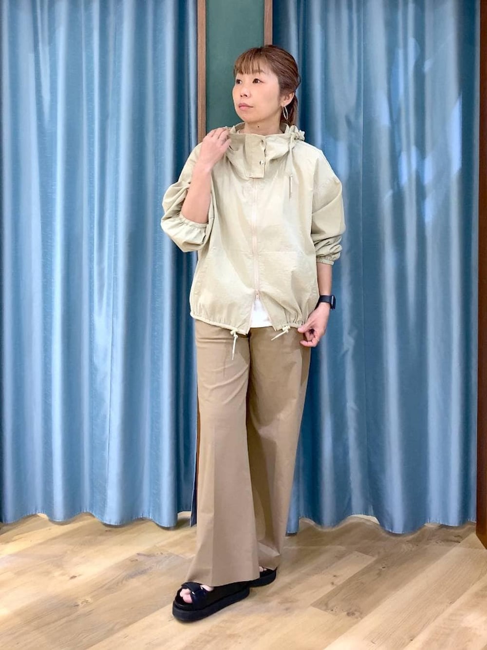 ホワイト系のTシャツ/カットソー、ベージュ系のその他パンツ、ベージュ系のブルゾンを着用したレディースの春コーディネートの5枚目の写真