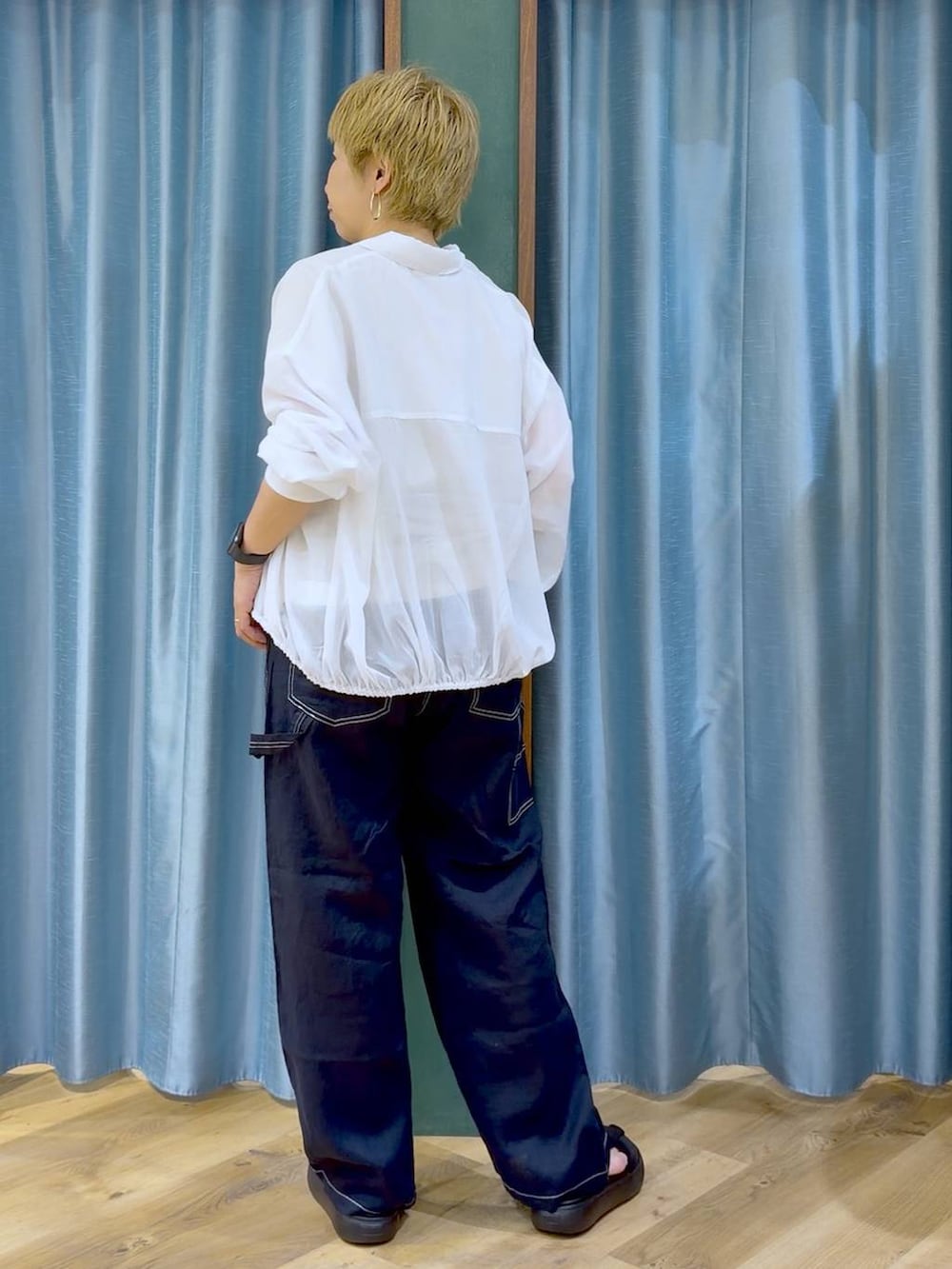 ブルー系のその他パンツ、ベージュ系のTシャツ/カットソー、ホワイト系のシャツ/ブラウスを着用したレディースの夏コーディネートの5枚目の写真