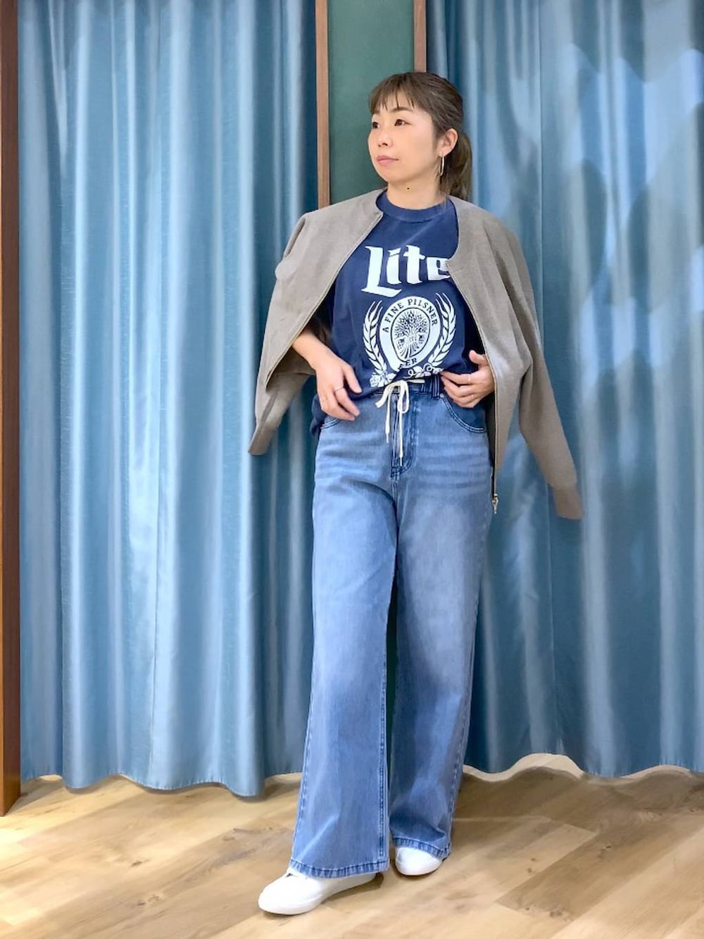 グレー系のカーディガン/ボレロ、ブルー系のデニムパンツ、ブルー系のTシャツ/カットソーを着用したレディースの冬コーディネートの6枚目の写真