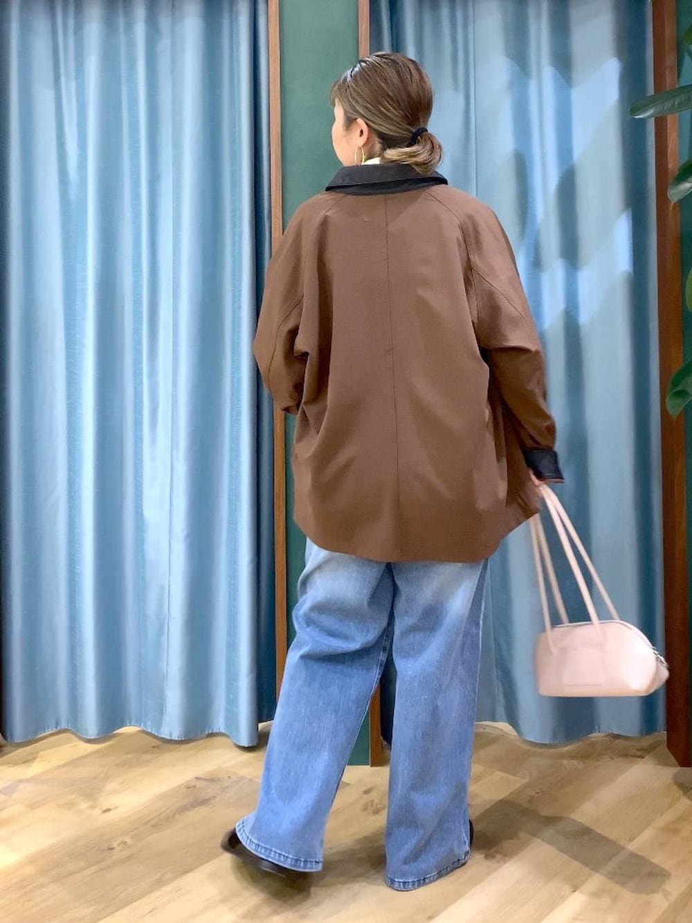 ブルー系のデニムパンツ、ブラウン系のカバーオール、ブラック系のローファーを着用したレディースの冬コーディネートの8枚目の写真